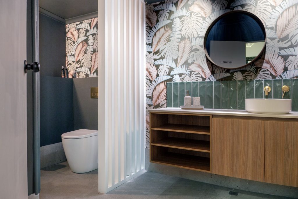 wash room, palm wall covering